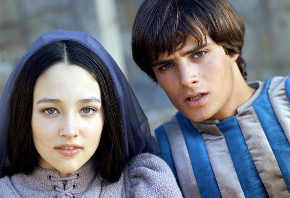 Gli attori ormai settantenni di Romeo e Giulietta denunciano la Paramount per le scene di sesso da minorenni