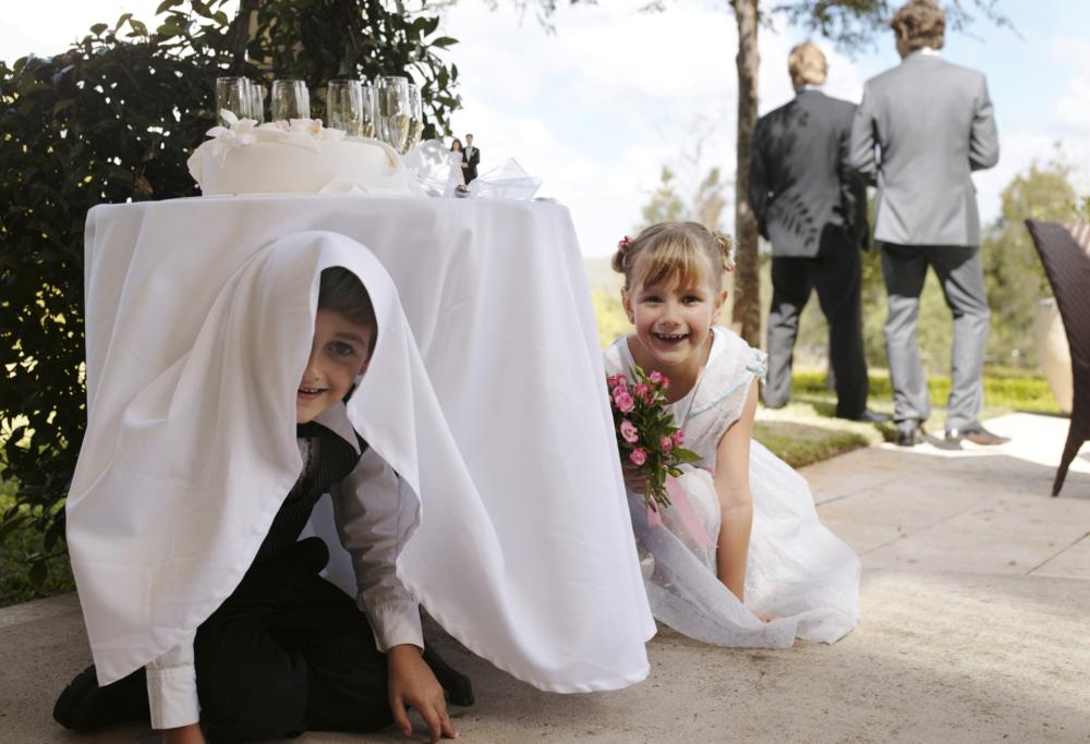 Nessun bimbo al suo matrimonio e la babysitter è a carico degli invitati