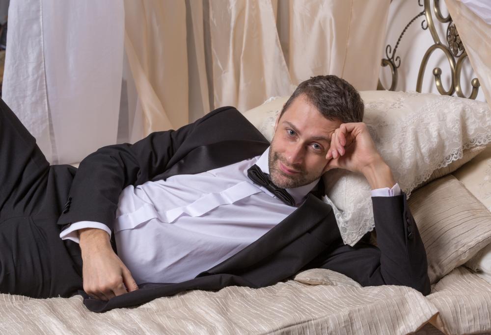 Di giorno ingegnere e di notte escort: la doppia vita di un 40enne sposato