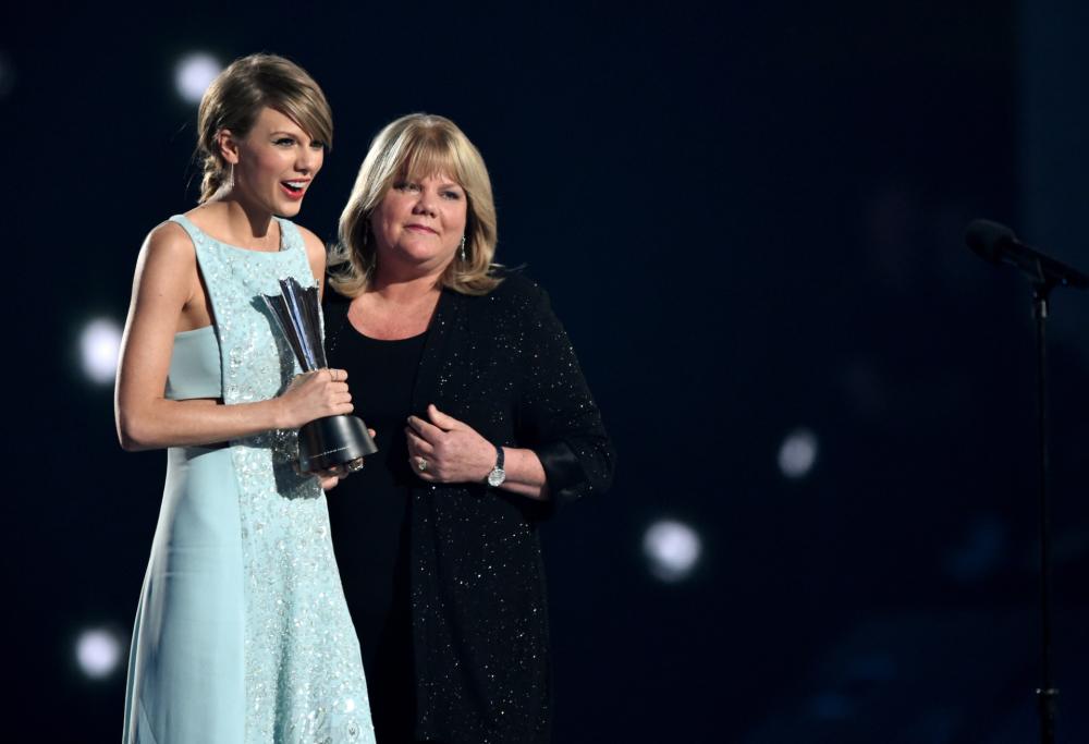Taylor Swift parla del tumore al cervello della madre: "Il momento più difficile per la mia famiglia"