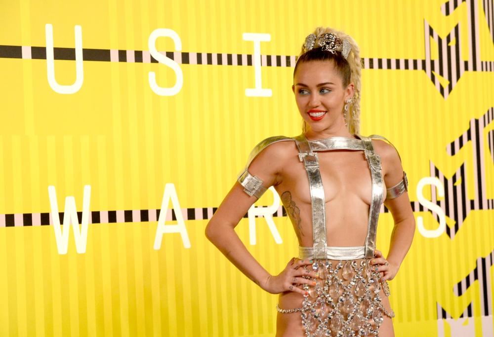 Miley Cyrus ricanta le hit di Madonna