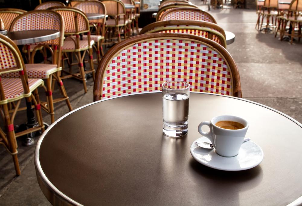 L’acqua va bevuta prima o dopo il caffè?
