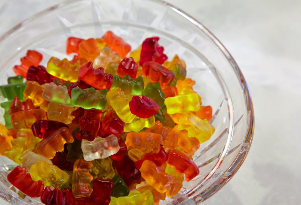 Restituisce un assegno da 4 milioni di euro smarrito da Haribo: riceve in cambio caramelle