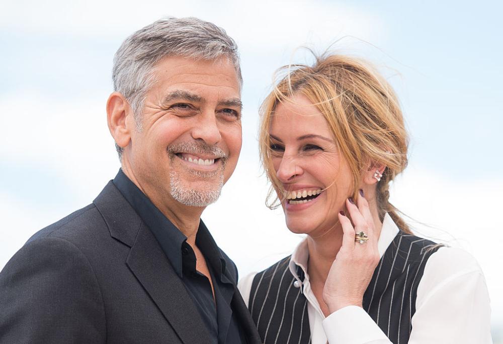George Clooney e Julia Roberts si baciano nel film Ticket to Paradise