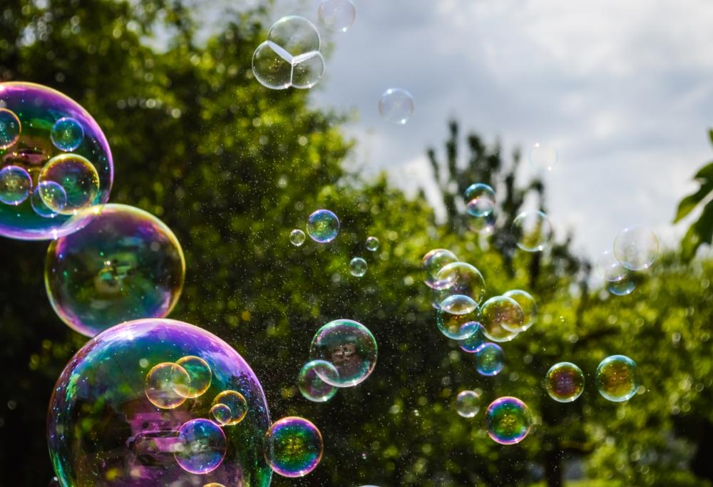 Donna chiama i vigili lamentandosi per le bolle di sapone di un bimbo