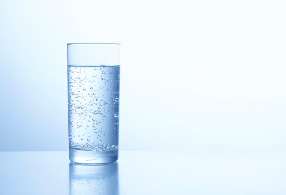 Acqua frizzante: sarà ancora possibile trovarla al supermercato?