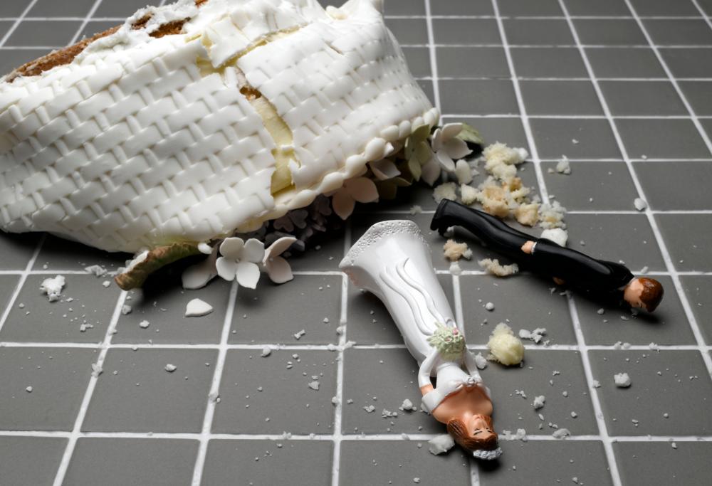 Sposo spinge la faccia della sposa nella torta nuziale: divorziano 