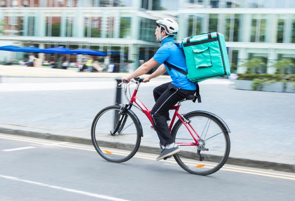 Secondo l'Unione Europea i rider devono essere dipendenti