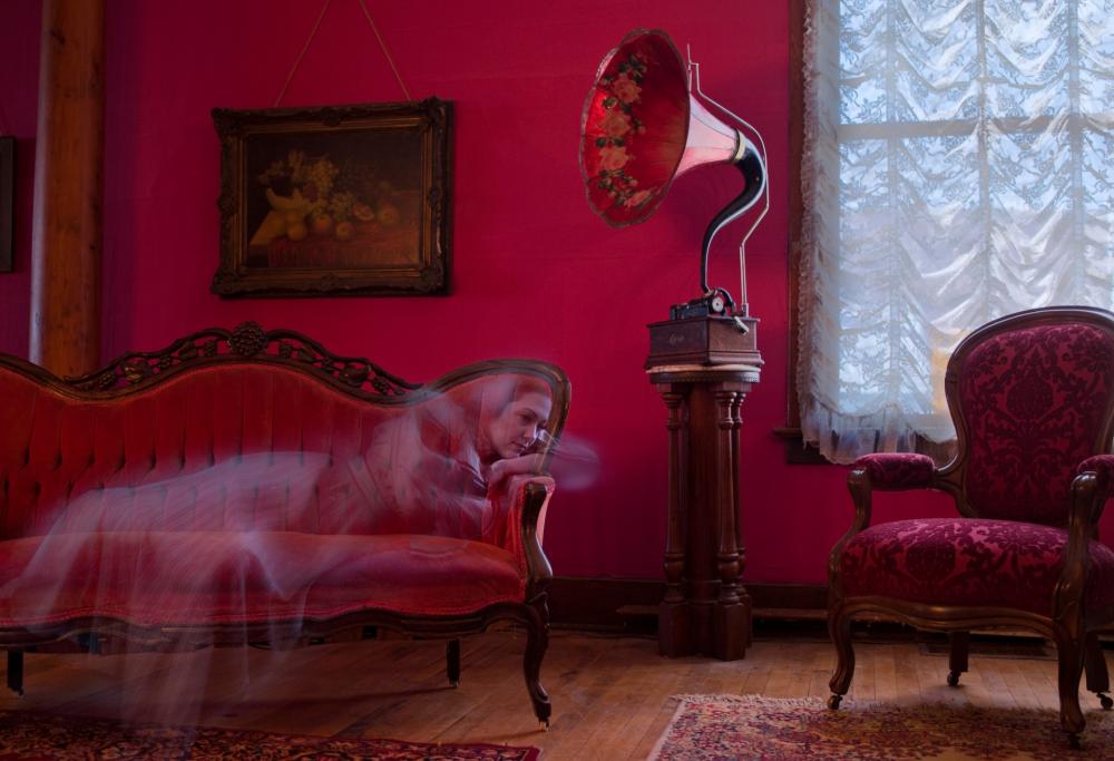 Questa donna sostiene che in casa sua ci siano i fantasmi: li ha fotografati 
