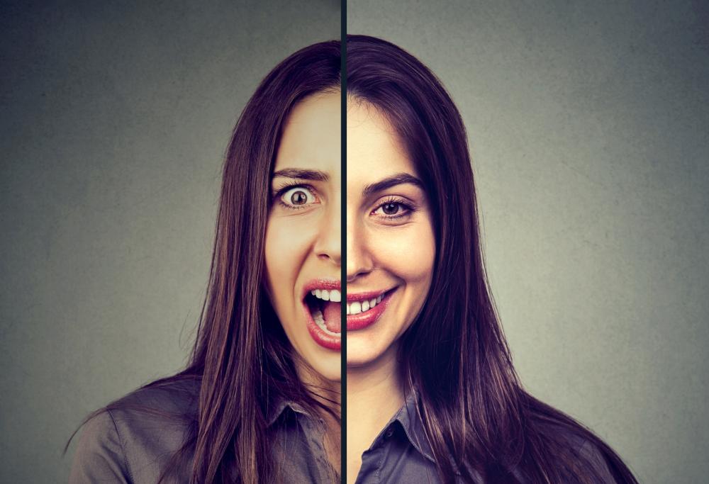 Il cervello reagisce diversamente a insulti e complimenti: cosa succede? 