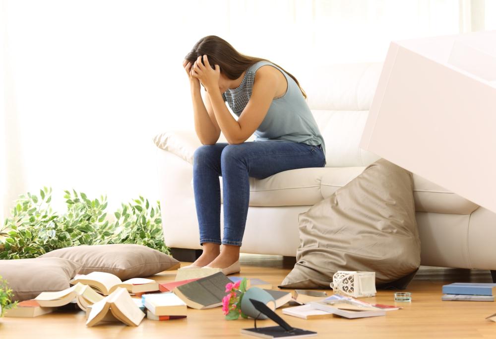 Trova il marito con l’amante e decide di distruggergli casa e auto (di lusso)