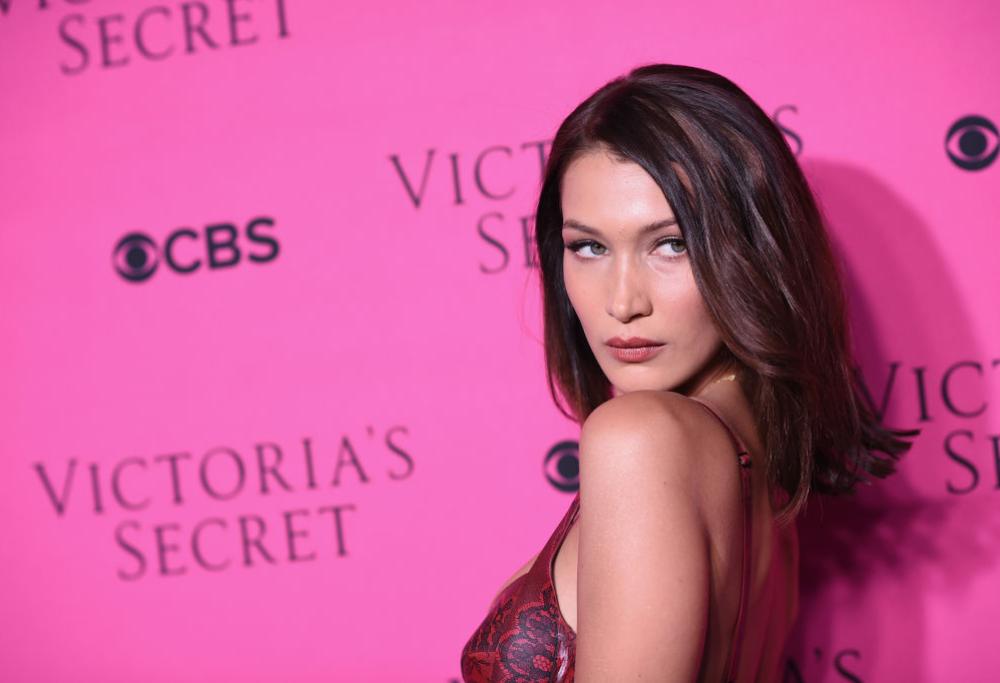 Bella Hadid posa senza ritocchi per Victoria's Secret