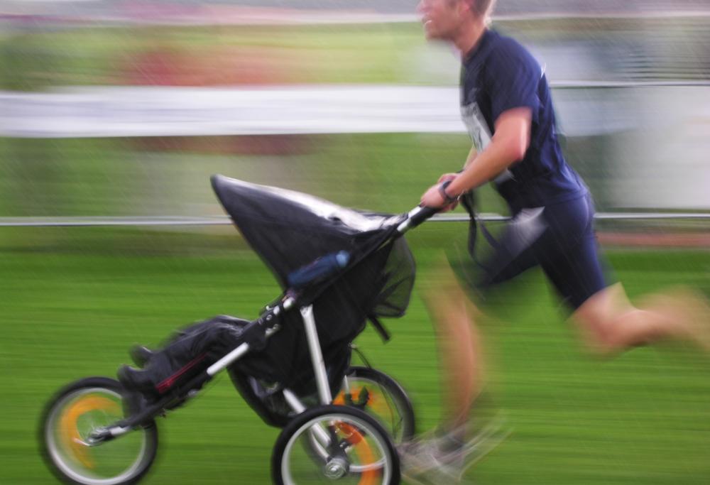 Un papà italiano ha corso 50 km spingendo il passeggino con dentro il figlio