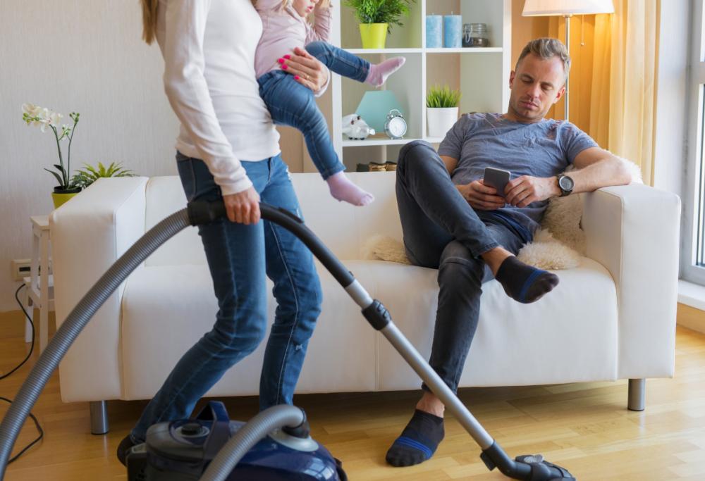 In Italia le donne sono ancora Casa e Famiglia: più tempo degli uomini speso in faccende domestiche