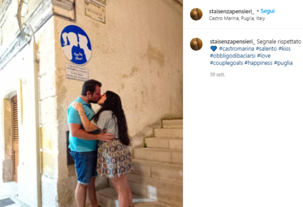 Nella villa pubblica di Erice spunta un cartello curioso: “obbligo di baciarsi”
