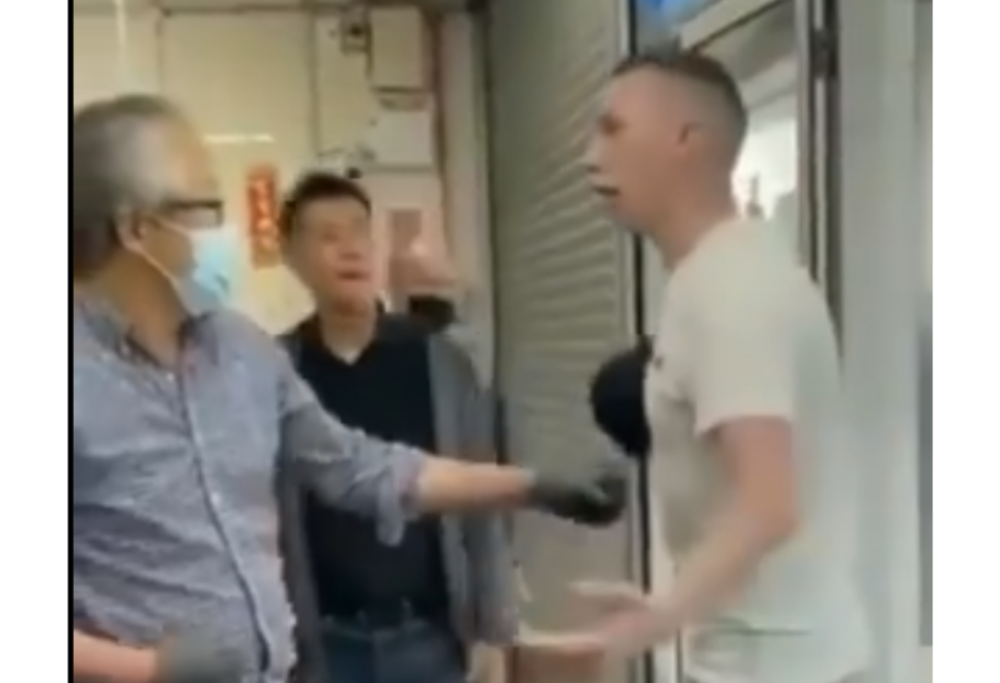 Il proprietario asiatico di un negozio bullizzato da un ragazzo lo stende con un pugno