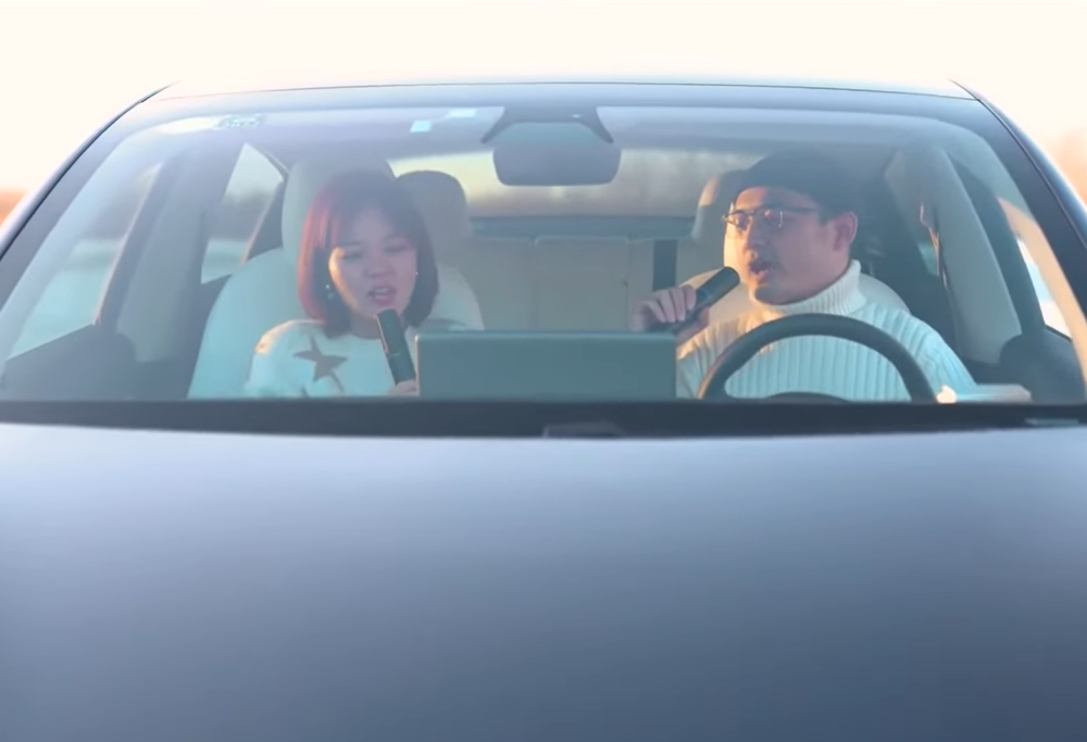 Tesla lancia il microfono per il karaoke in auto