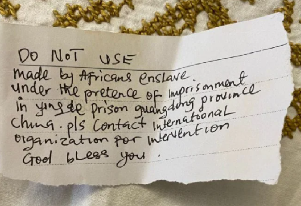 Misteriosi bigliettini ritrovati nelle Ffp2: “Sono prodotte da schiavi africani”