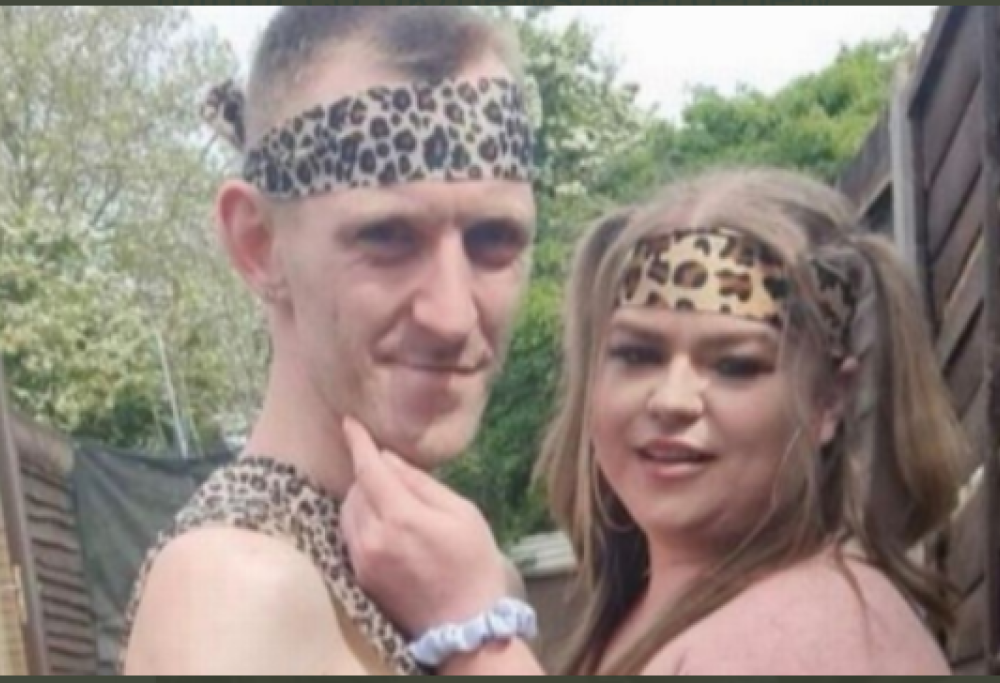 Si vestono da Tarzan e Jane su un sito per adulti: guadagnano 12mila euro al mese