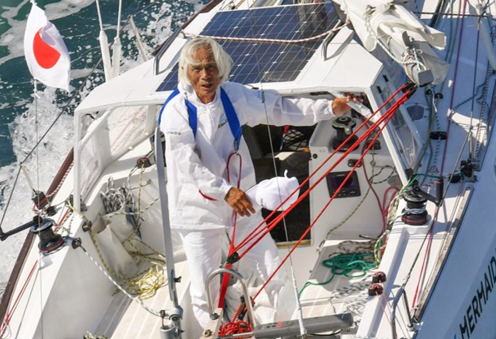 A 83 anni attraversa il Paciico a nuoto da solo: è record 