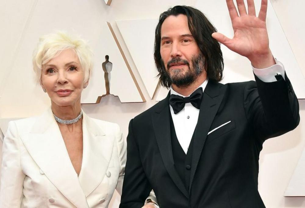 Oscar 2020: Keanu Reeves (bellissimo) sul red carpet  accompagnato dalla madre