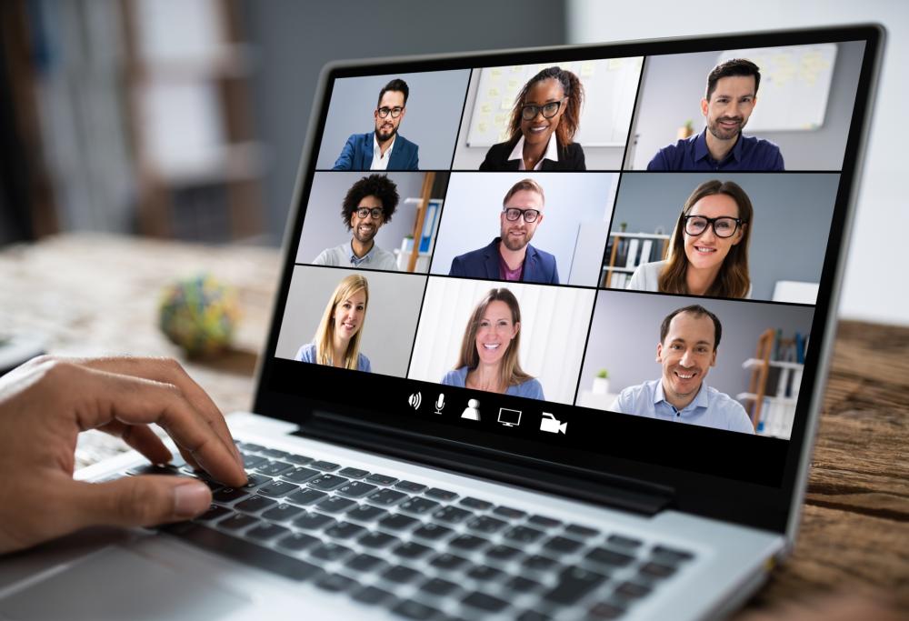 Il CEO che aveva licenziato 900 dipendenti su Zoom lascia l’azienda