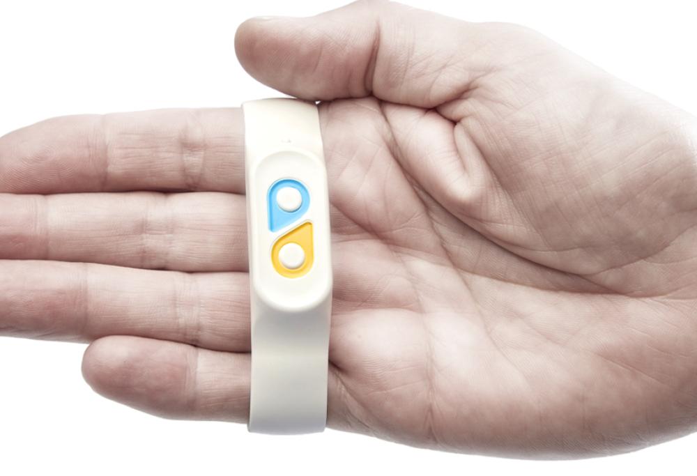 Questo bracciale fa sapere al capo se i dipendenti in smart working sono felici