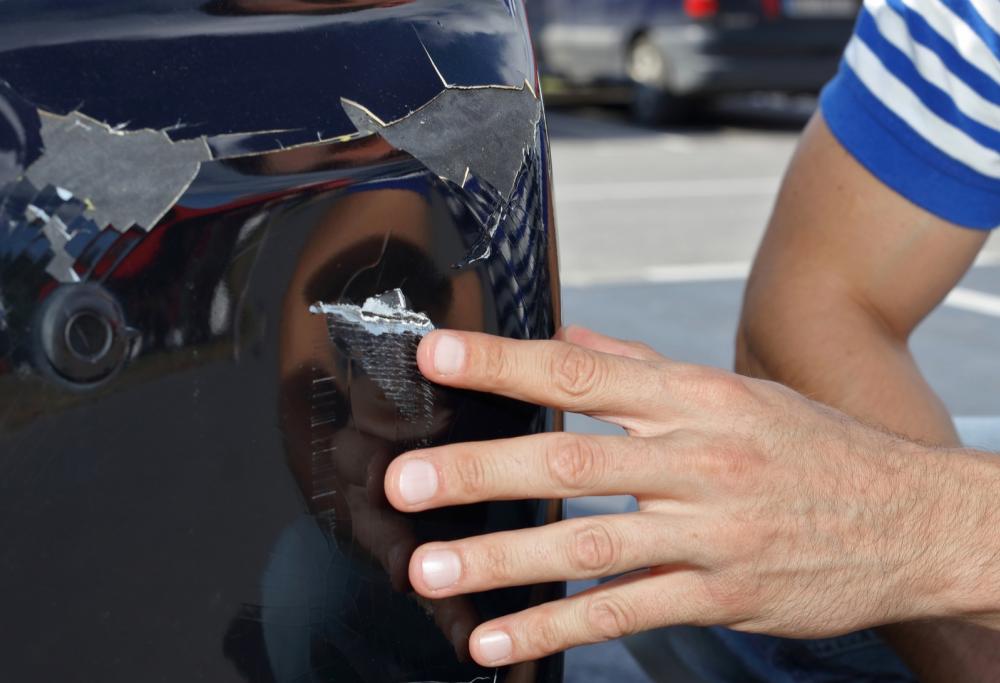 Parcheggia male l’auto e al suo ritorno trova un fiore