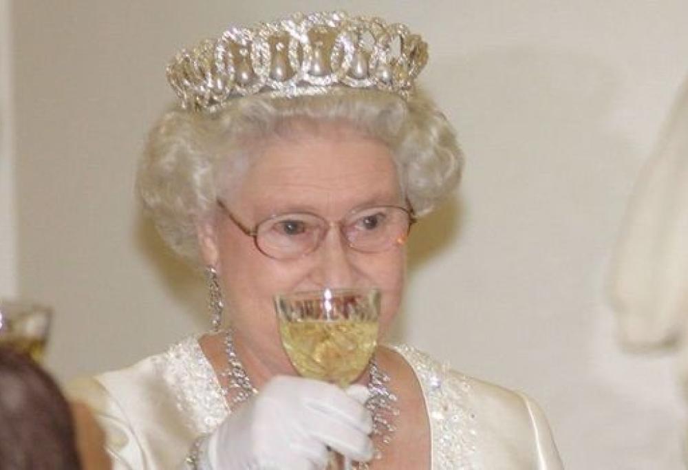 Elisabetta II ogni giorno non si fa mancare almeno 4 drink alcolici