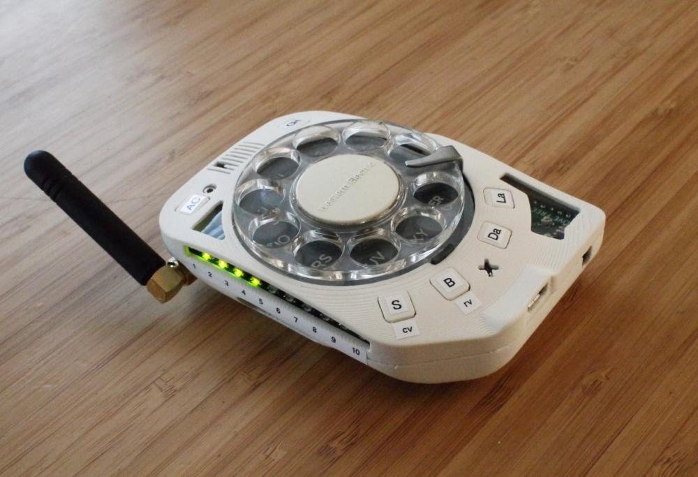 Ecco il telefono con disco rotante dal sapore vintage