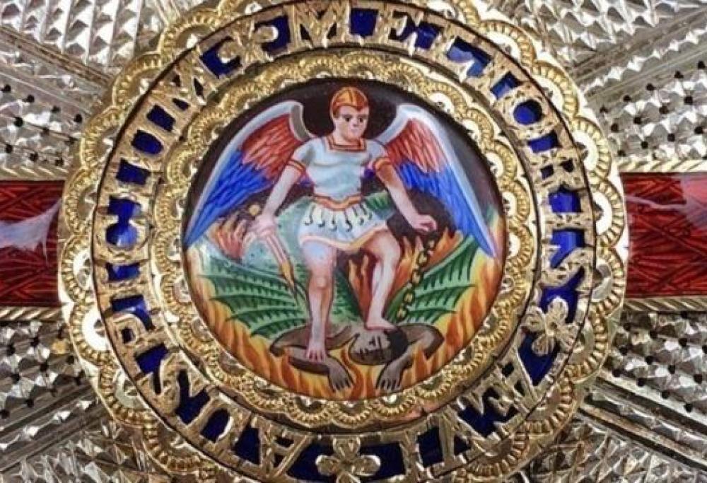 San Michele che calpesta Satana ricorda l'uccisione di George Floyd: la richiesta di rimuoverlo