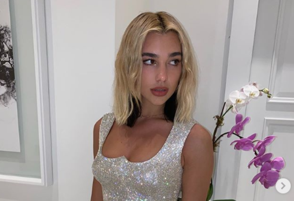 Dua Lipa ha sfoggiato un look perfetto per Capodanno