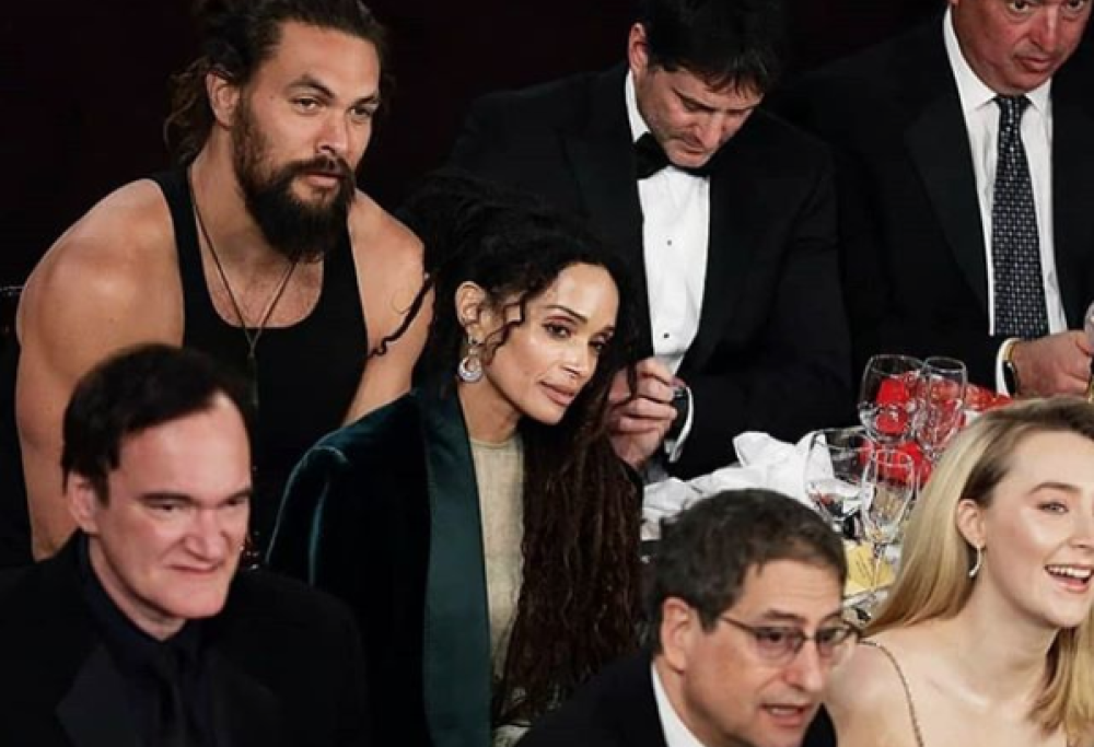 Jason Momoa è rimasto in canottiera (Ai Golden Globes) perché la moglie aveva freddo