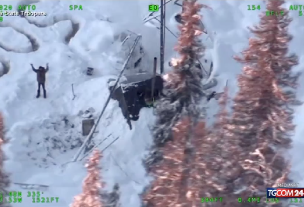 Sopravvive senza un riparo per 23 giorni in Alaska, salvato da un elicottero