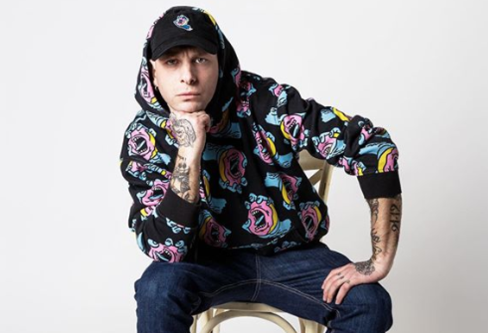 Clementino risponde alle accuse: “Non lancio l’erba, la fumo”