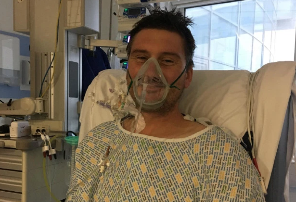 Un popcorn gli rimane incastrato tra i denti: ha rischiato di morire a causa degli strumenti usati per toglierlo