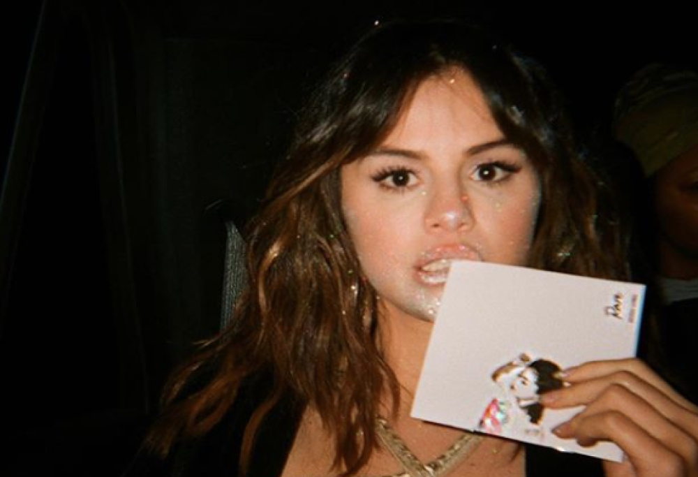 I fan di Selena Gomez minacciano una giornalista per una recensione negativa dell'album Rare