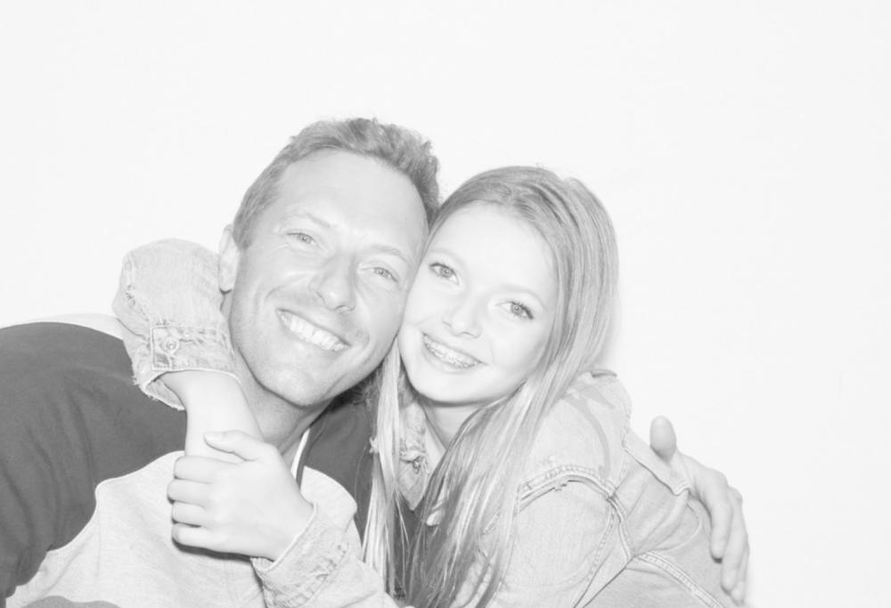 Chris Martin imbarazza la figlia Apple mentre è al lavoro