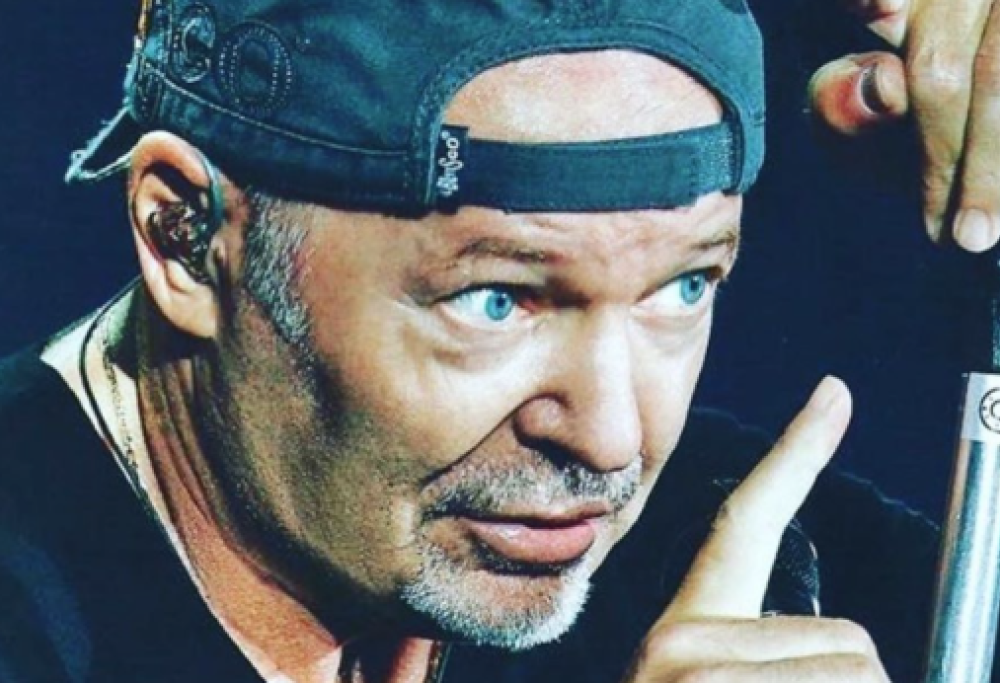 Vasco Rossi: a Zocca le luminarie di Albachiara per il compleanno del rocker