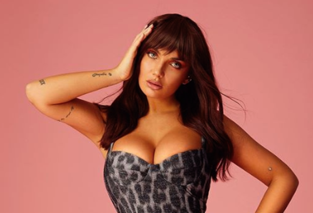Elettra Lamborghini risponde ad un  haters in modo epico: "Mi dispiace pisellino"