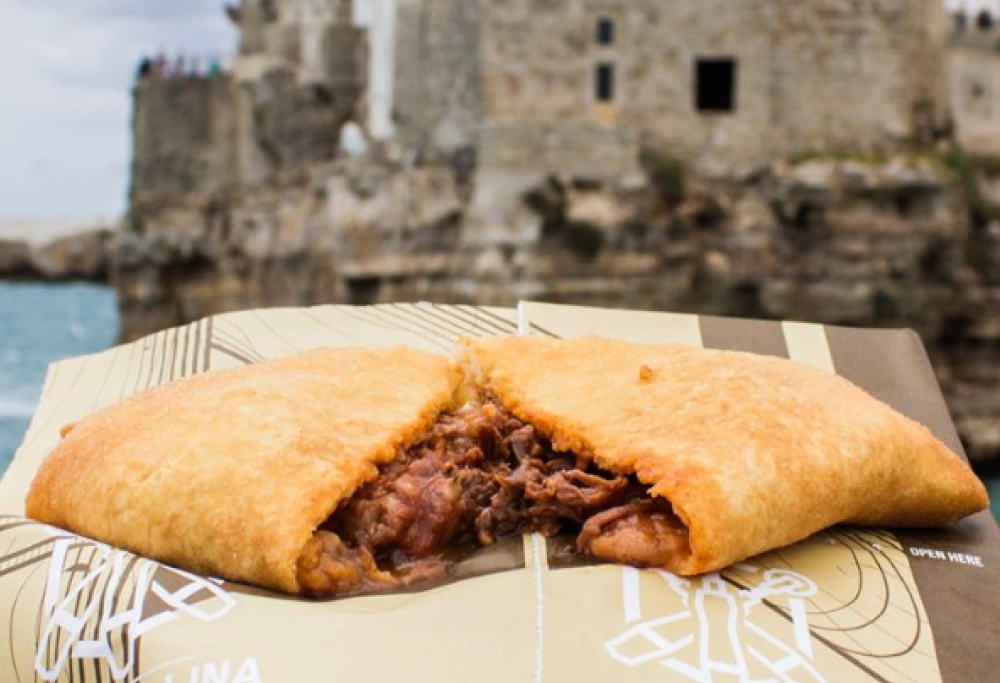 Questo &egrave; il panzerotto con la brasciola al rag&ugrave;: la Puglia nel piatto
