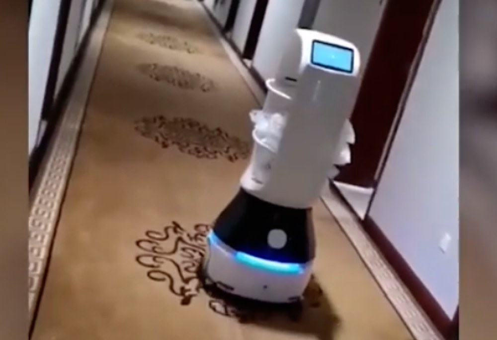 Questo robot porta il cibo a chi è in quarantena per il coronavirus