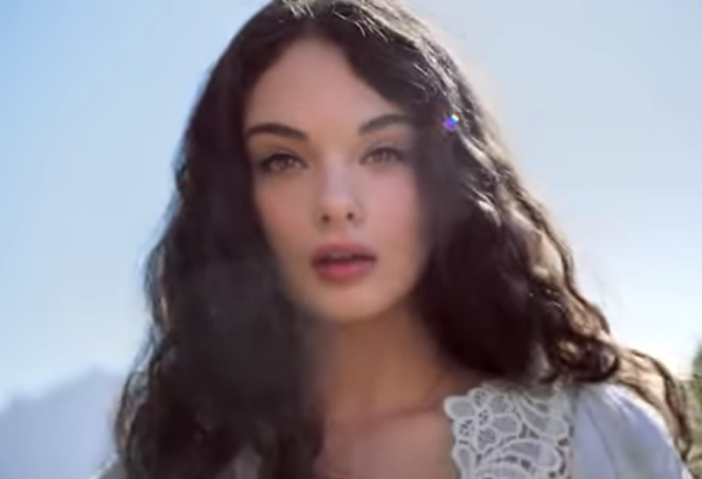 Deva, la figlia di Vincent Cassel e Monica Bellucci, ha girato uno spot