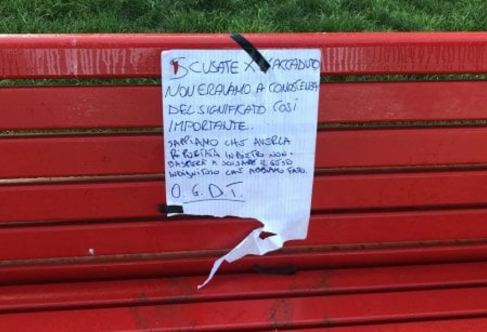 Rubano la panchina rossa poi la riportano: “Scusate, non sapevamo fosse contro il femminicidio”