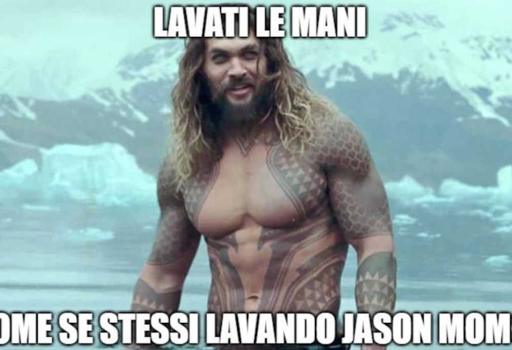 “Lavati le mani come se stessi lavando Jason Momoa”, il meme è già virale