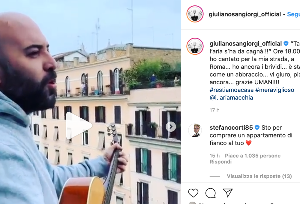 Giuliano Sangiorgi improvvisa un concerto dal balcone di casa sua