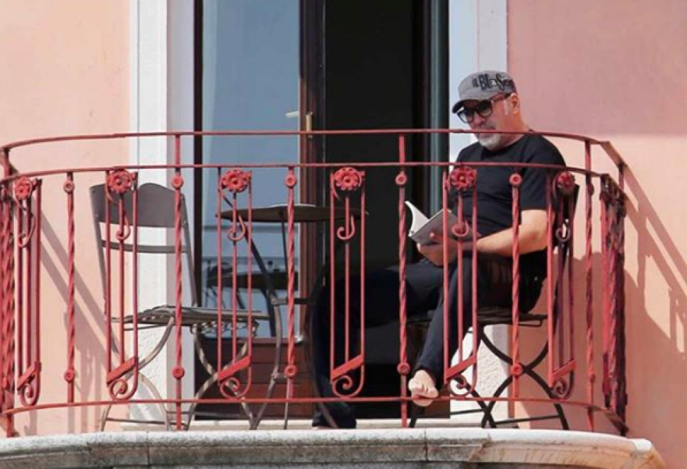 Vasco in quarantena sul balcone sotto il sole (e un buon libro)