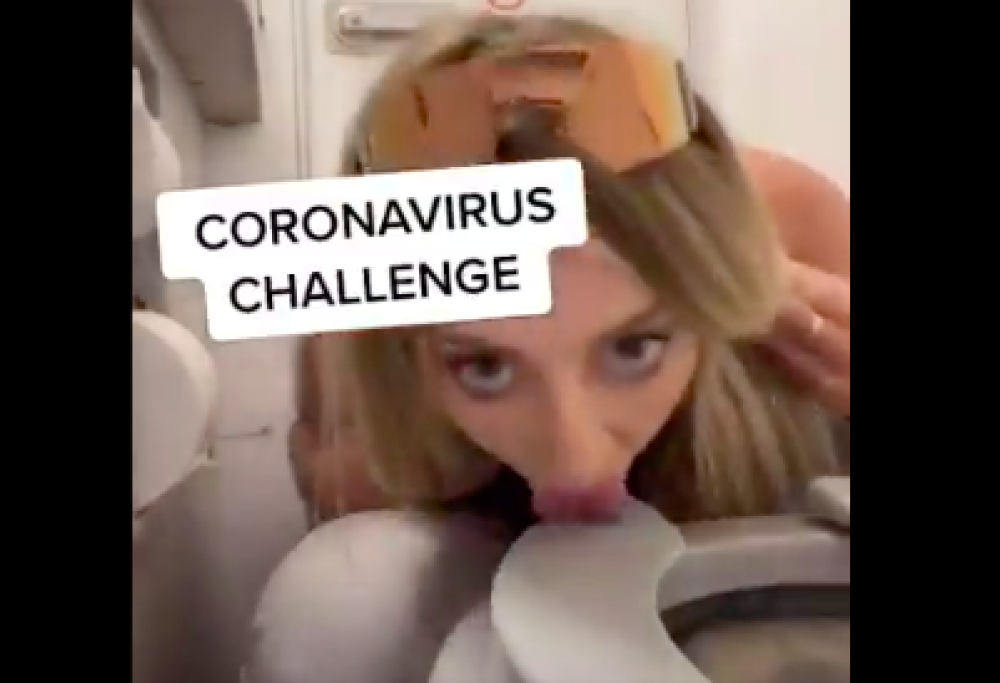 #Coronachallenge: influencer lecca la tavoletta del water in aereo