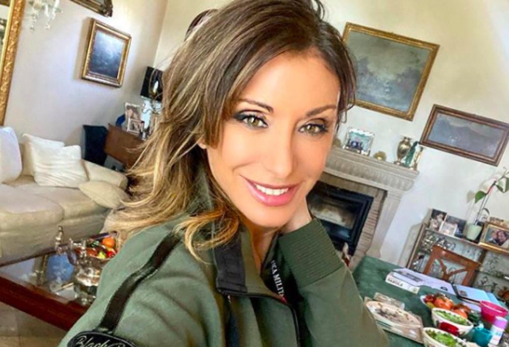 Sabrina Salerno in versione casalinga fa impazzire i fan