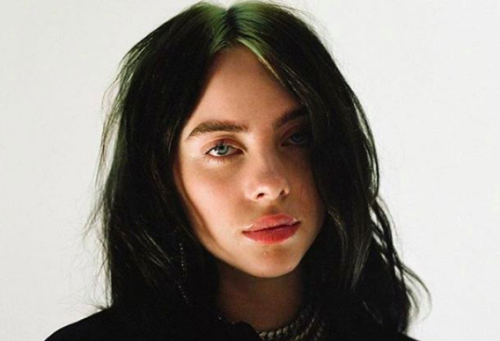 Billie Eilish vittima di body shaming: “Quella pancia fa senso”